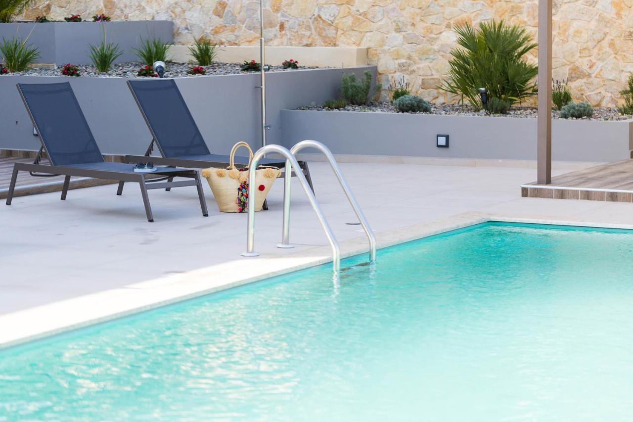 Villa Aelia I Modern & Ideal For Large Groups Galatás Екстериор снимка