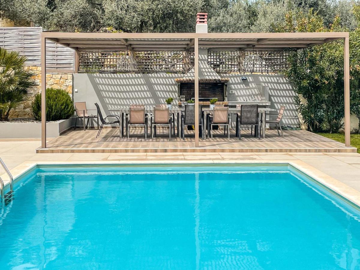 Villa Aelia I Modern & Ideal For Large Groups Galatás Екстериор снимка