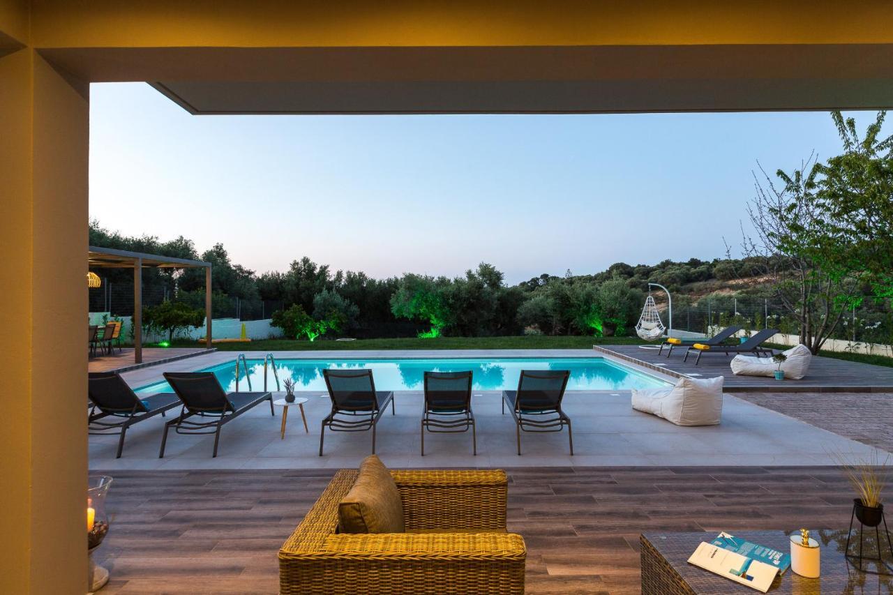 Villa Aelia I Modern & Ideal For Large Groups Galatás Екстериор снимка
