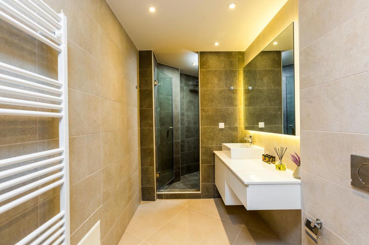 Villa Aelia I Modern & Ideal For Large Groups Galatás Екстериор снимка