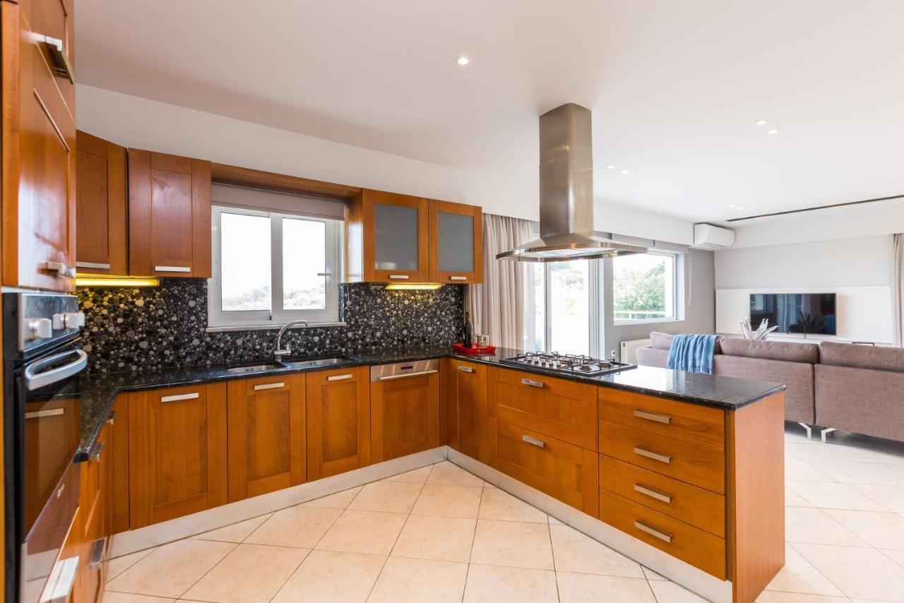 Villa Aelia I Modern & Ideal For Large Groups Galatás Екстериор снимка