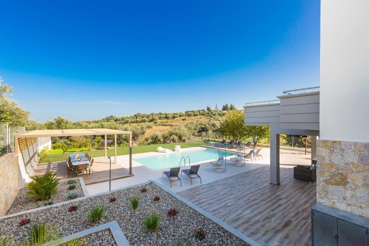 Villa Aelia I Modern & Ideal For Large Groups Galatás Екстериор снимка