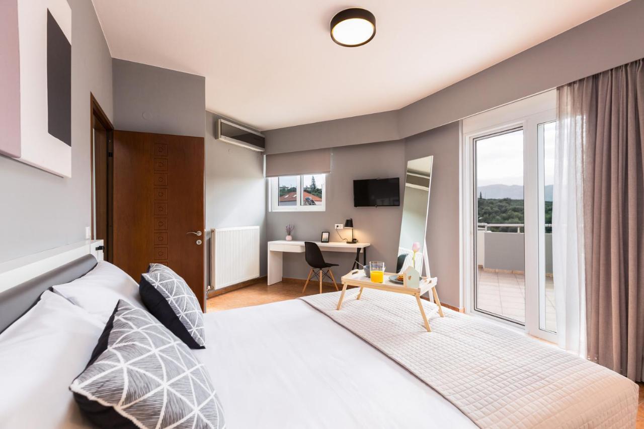 Villa Aelia I Modern & Ideal For Large Groups Galatás Екстериор снимка