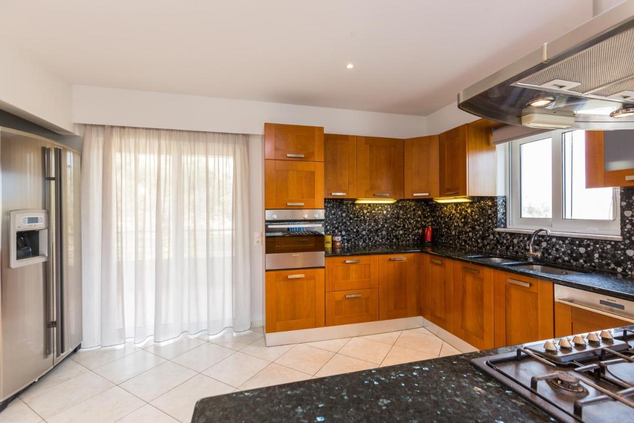 Villa Aelia I Modern & Ideal For Large Groups Galatás Екстериор снимка